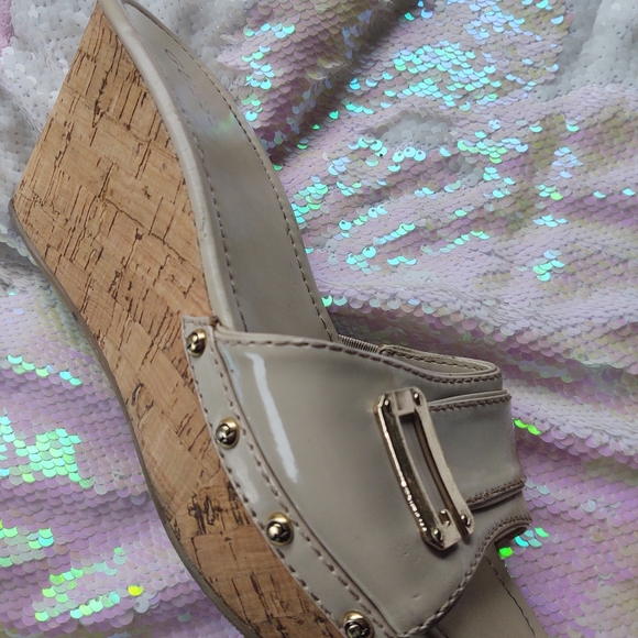 Women's Guess Sandals size 10. - Picture 4 of 15